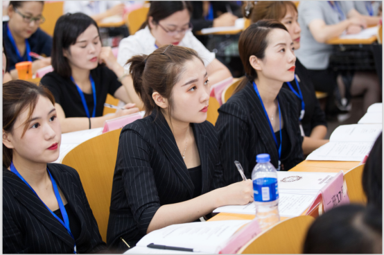 首期销售顾问班学员认真学习专业课程